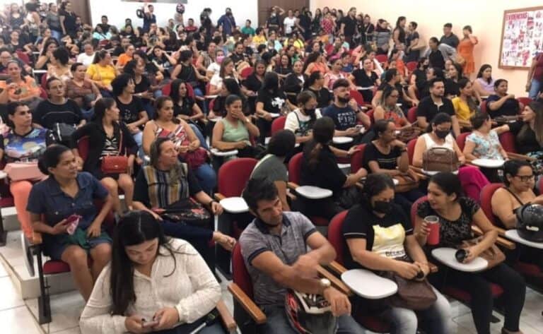 Escolas de Cruzeiro do Sul têm aulas suspensas por falta de pagamento a educadores
