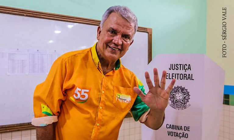 “Tá na mão do povo”, diz Petecão após votar em escola do 2º Distrito