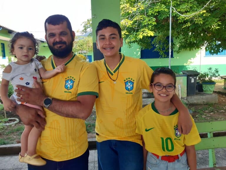 Eleitores se vestem com as cores da bandeira do Brasil
