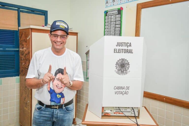 Gladson vota em Cruzeiro do Sul acompanhado da mãe e do filho