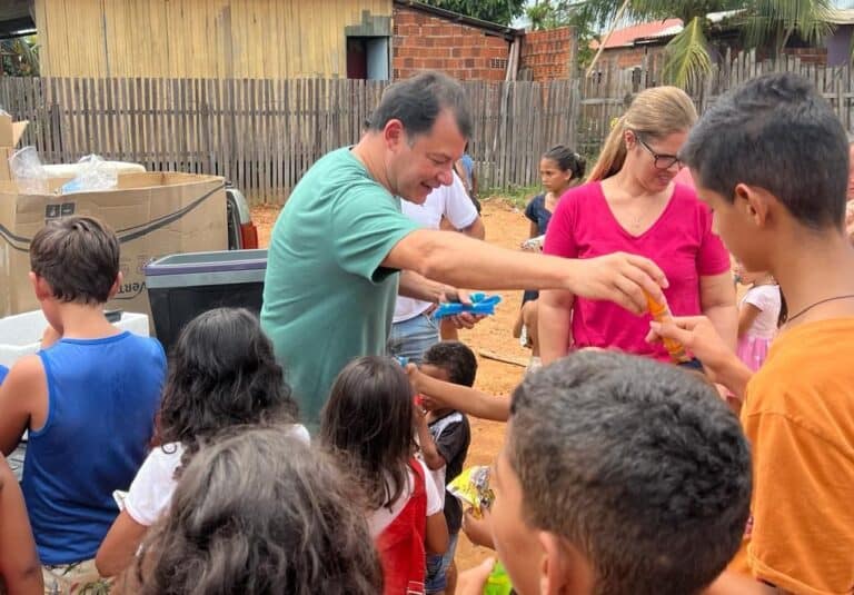 Duarte presenteia crianças dos bairros da Sapolândia e Caladinho