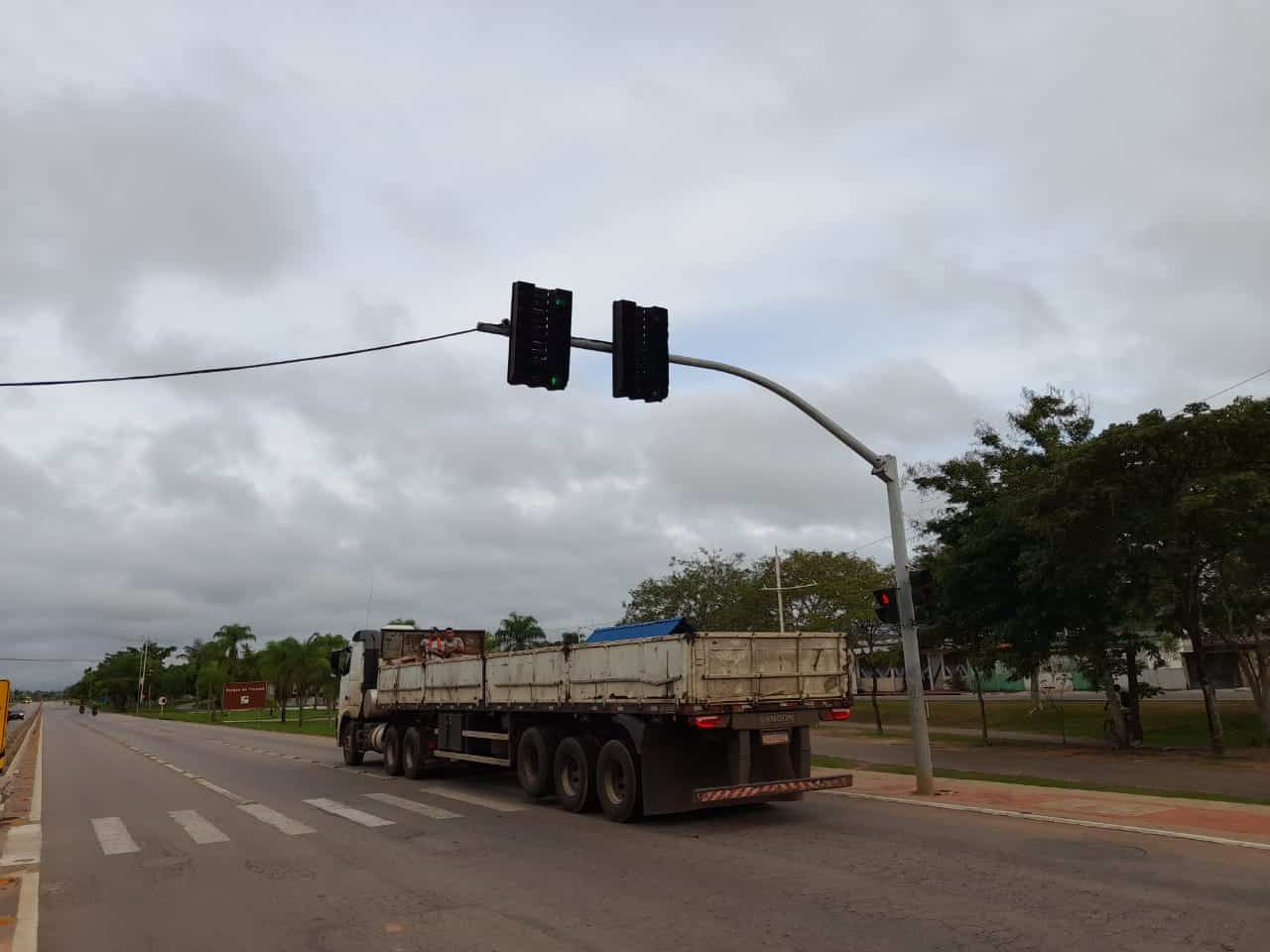 Furto de cabos deixa semáforo da rua Acre sem funcionar - O que é