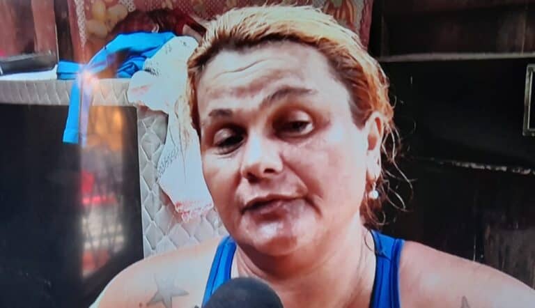 Mãe de 11 filhos que perdeu tudo em vendaval dorme no chão à espera de ajuda em Rio Branco