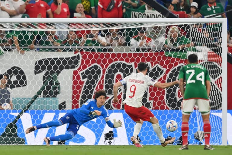 Ochoa defende pênalti de Lewa, e México e Polônia empatam na Copa do Mundo