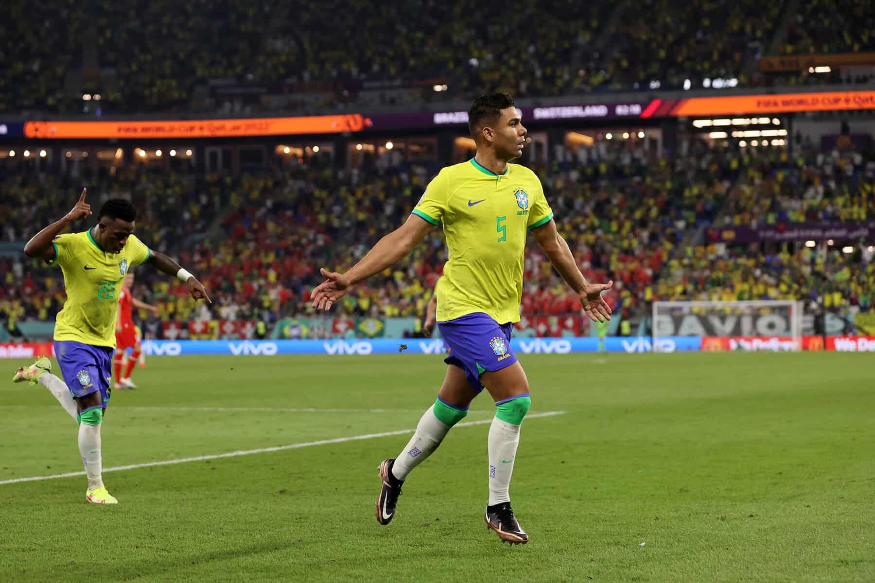 Com gol de Casemiro, Brasil vence e passa para as oitavas da Copa