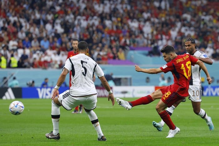 Espanha e Alemanha empatam e deixam definição dos classificados para a última rodada