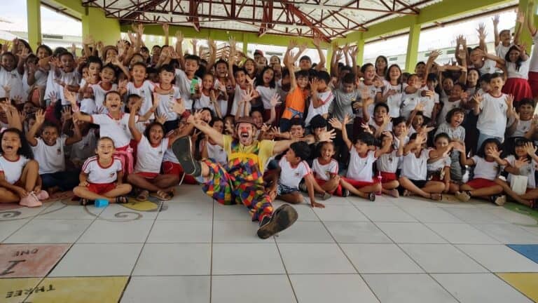 Patrick Dadalto, o palhaço que viaja por todo o Brasil, faz a alegria de crianças em Xapuri