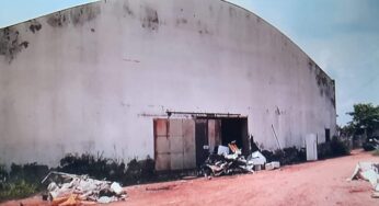 Ginásio abandonado pelo poder público vira depósito de lixo