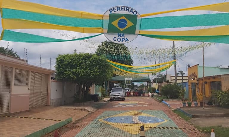 Em Xapuri, moradores fecham rua e criam espaço para jogo do Brasil