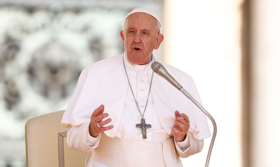 Papa pede oração por Bento XVI, que está “gravemente doente”