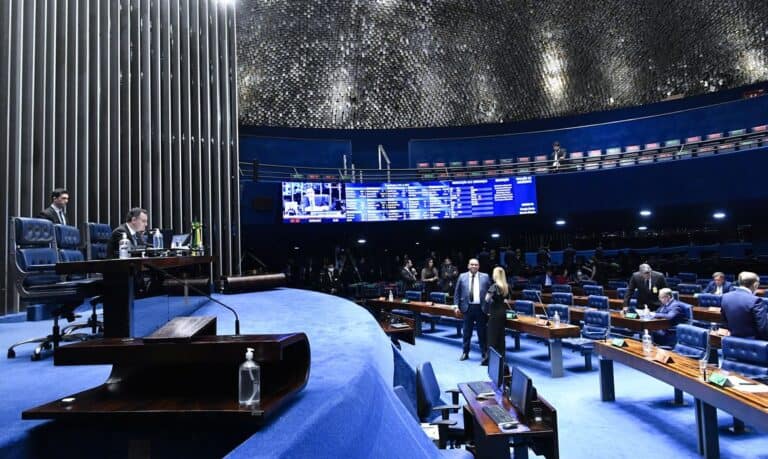 Senado aprova a PEC que restringe decisões dos ministros do STF