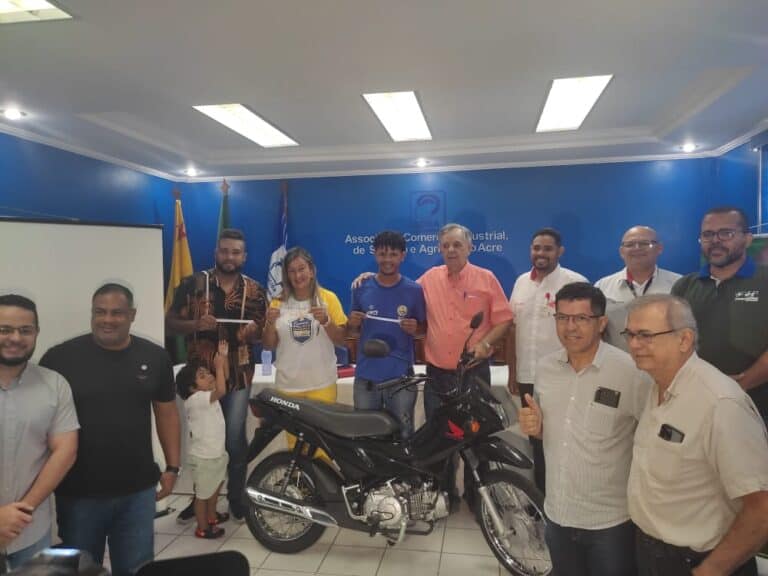 Moradores da Rua Terra ganham motocicleta em premiação da Acisa