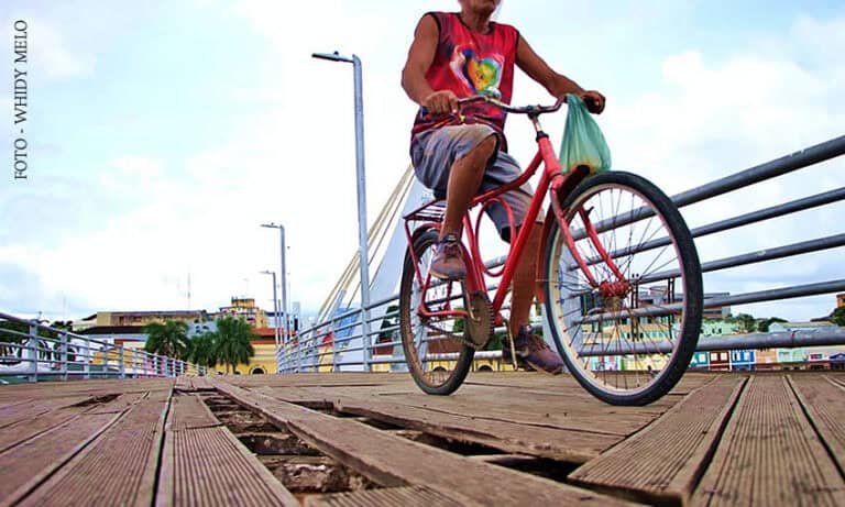Bandidos ameaçam jogar adolescente de ponte para roubar celular no Centro de Rio Branco
