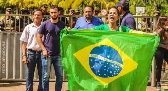 Na frente do 4º BIS, sósia de Bolsonaro questiona decisão de Moraes para policiais