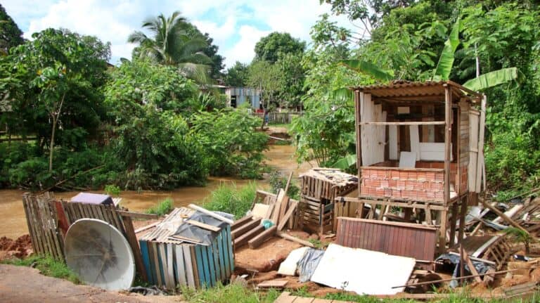 Enchente causa desmoronamento de casa e destrói ponte na periferia de Rio Branco