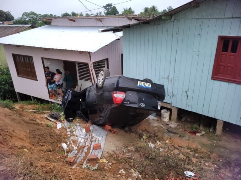 Motorista embriagado capota carro e atinge casa em Cruzeiro do Sul