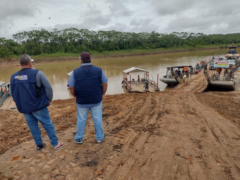 População segue com dificuldade de subir rampas da balsa de travessia do Rio Juruá