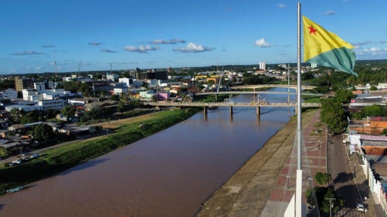 Rio Acre baixa mais quase três metros desde sábado na Capital