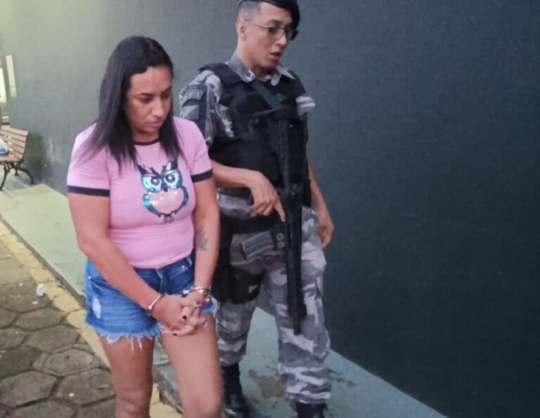 Polícia prende mulher em veículo com 5,5 kg de oxidado de cocaína; motorista fugiu