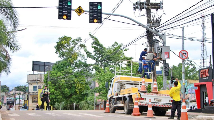 Bandidos roubam fio de semáforos na principal avenida da capital