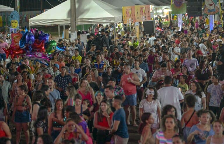 Quarta noite de carnaval no Arena reúne menos foliões que domingo
