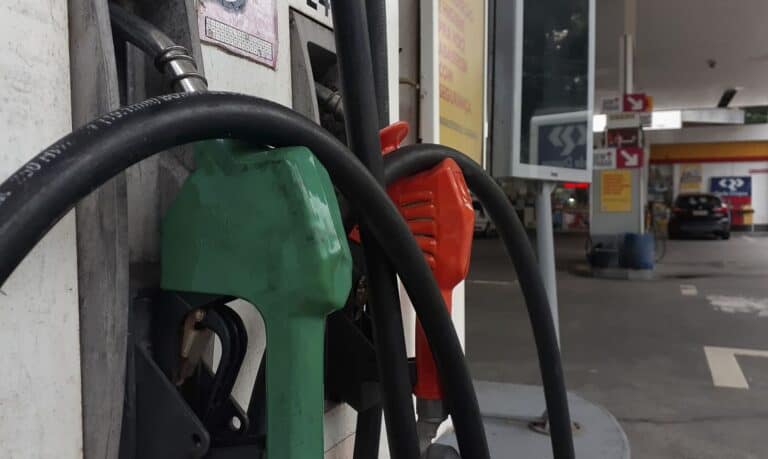 Em meio ao caos das cheias, preço de parte dos combustíveis vendidos aumentam