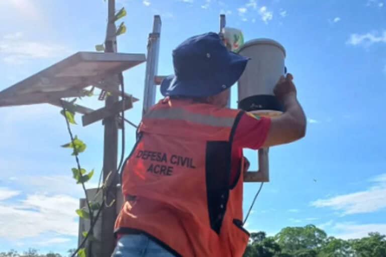 Defesa Civil conserta estações de coleta de dados nos rios do Acre