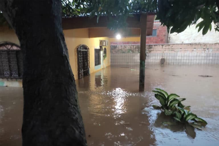 Morador tem prejuízo após água invadir residência no bairro Mocinha