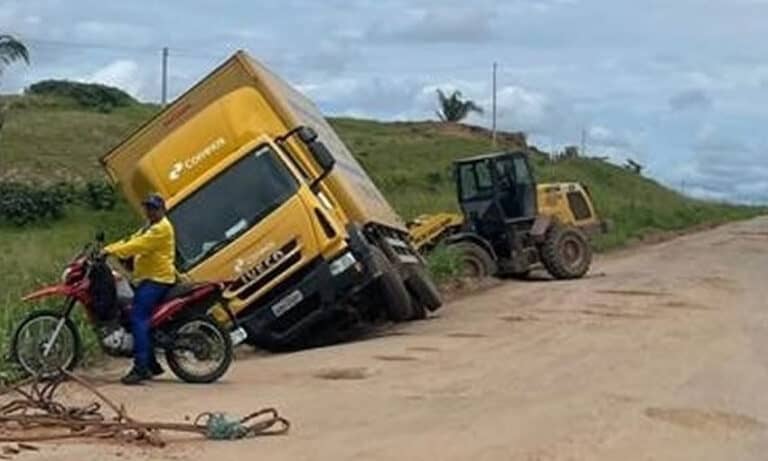 Caminhão dos Correios tomba após desviar de buracos na BR-364, em Cruzeiro do Sul