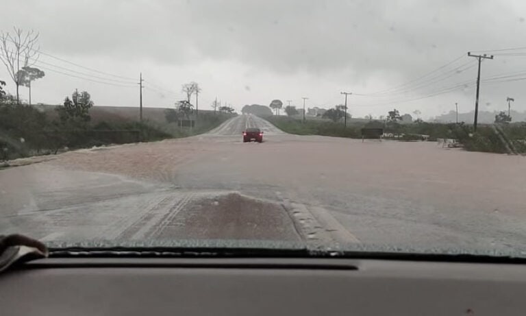 Chuva alaga trechos da rodovia AC-40 e deixa motoristas ilhados