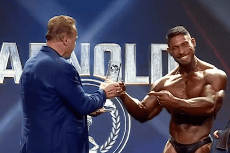 Acreano vence mundial de fisiculturismo nos EUA e recebe troféu de Schwarzenegger