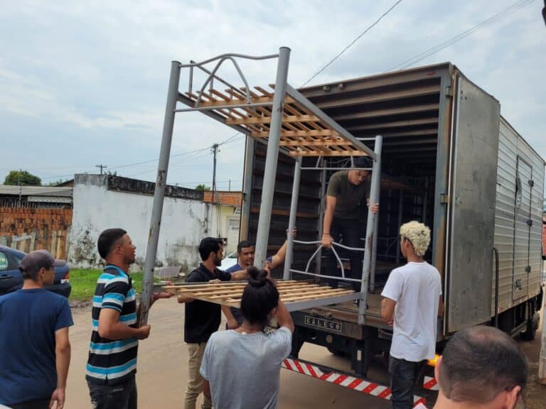 Estado entrega beliches e colchões para abrigo de migrantes em Rio Branco