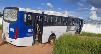 Ônibus atola na rua principal do Rosalinda e população denuncia falta de manutenção