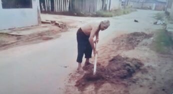 Cansado de esperar pela prefeitura, idoso de 87 anos tapa dezenas de buracos em rua