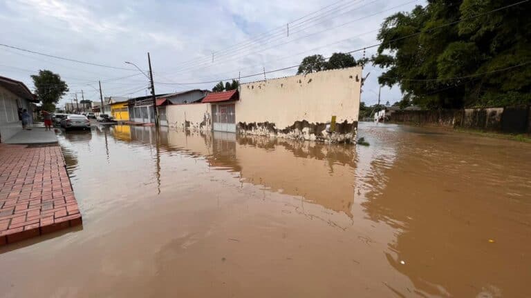 Com cheia do Igarapé São Francisco, água invade casas no Tropical