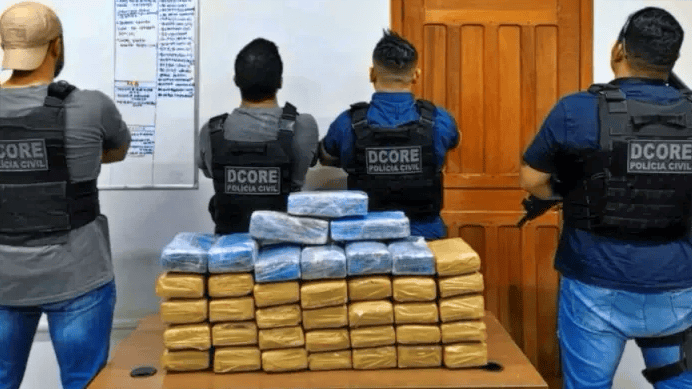 Dupla é presa transportando 40 kg de drogas de Capixaba a Rio Branco
