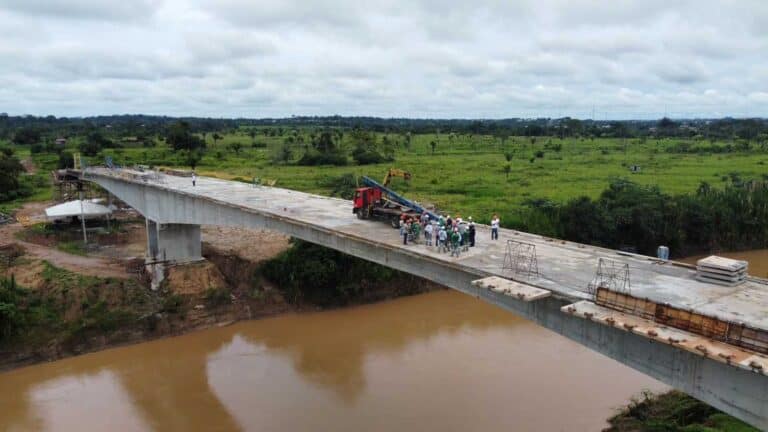 Última aduela da ponte do Anel Viário que liga Brasiléia a Epitaciolândia é concretada
