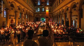 Católicos acendem velas e celebram missa da Vigília Pascal