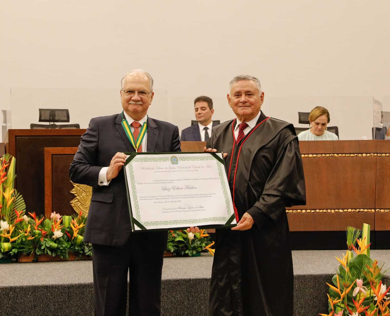 No Acre, ministro Fachin é condecorado com Medalha do Mérito da Justiça Eleitoral - ac24horas