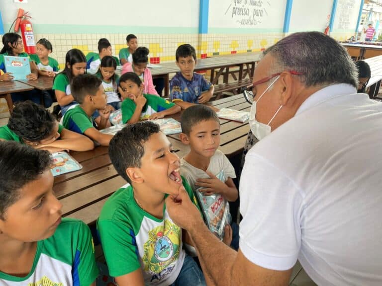 Programa Saúde na Escola em Brasiléia contempla alunos com kits odontológicos