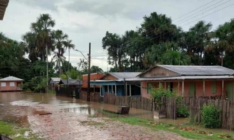 Chuva de 190 milímetros causa alagação em bairros de Feijó
