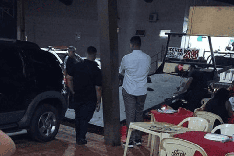 Carro é guinchado depois de ser deixado por horas em espaço de pizzaria em Rio Branco