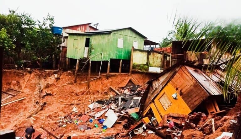 Casas desmoronam na Cidade Nova com chuvas da madrugada