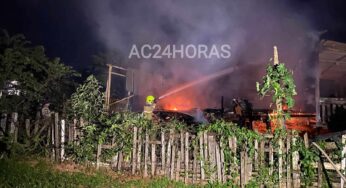 Mulher briga com marido, ateia fogo na sua própria residência e incendeia casa do vizinho