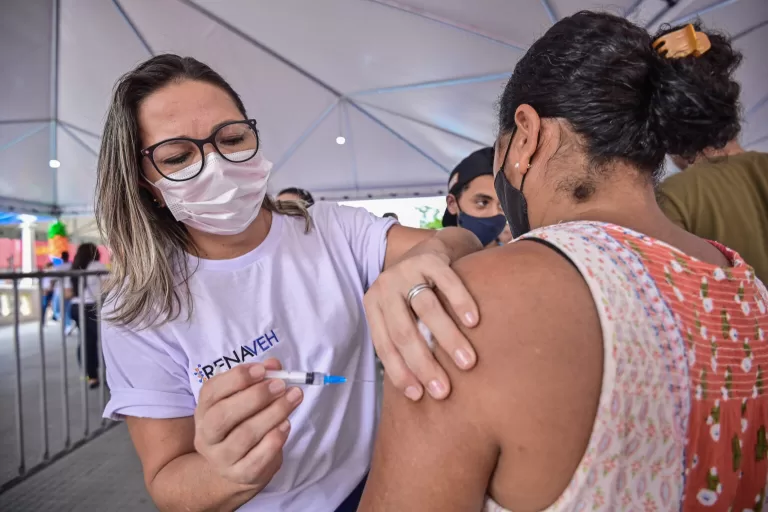 Quase 600 pessoas são imunizadas durante campanha de multivacinação no Palácio