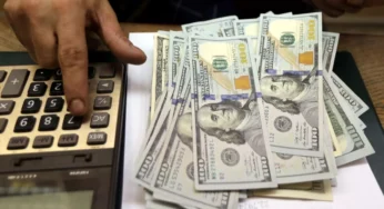 Dólar cai 1% e se aproxima de R$ 5,40 em meio a fraqueza global da moeda