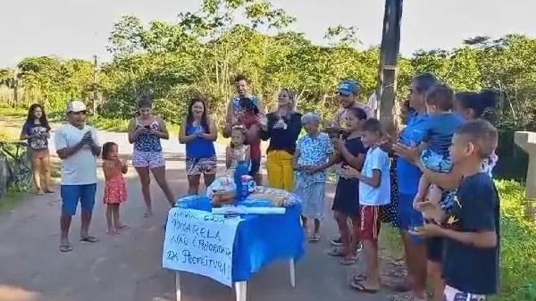 Moradores cantam “parabéns” para obra de passarela abandonada há 3 anos em Rio Branco