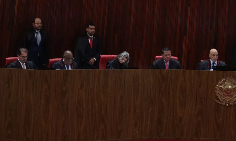 Tribunal Superior Eleitoral entra hoje na quarta sessão para julgamento de Bolsonaro