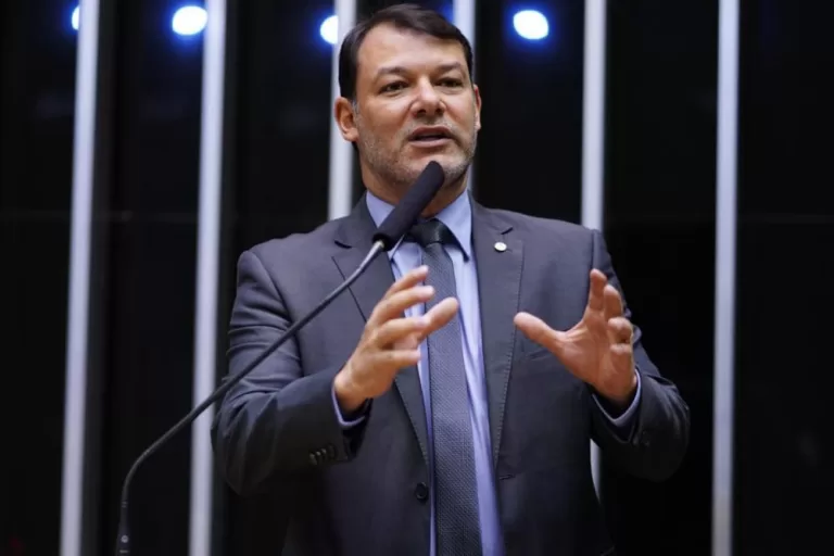 Roberto Duarte apoia projeto para derrubar decreto de Lula sobre armas