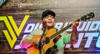 Cantor Vini Rodrigues agita os estúdios do ac24horas e Ecos da Notícia na Expoacre 2023
